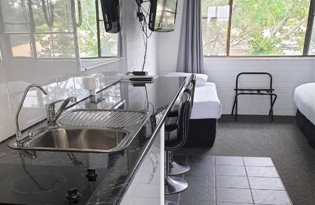 Standard Room With Queen bed With Free Continental Breakfast