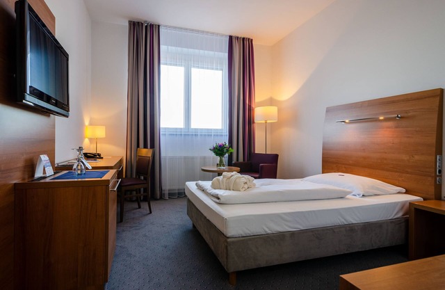 Standard single room facing the street