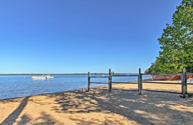 Standish Apartment w/Deck - 2 Mi to Sebago Lake!