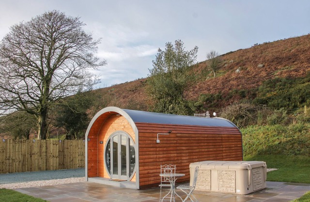 STAPELEY POD, romantic, character holiday cottage in Chirbury