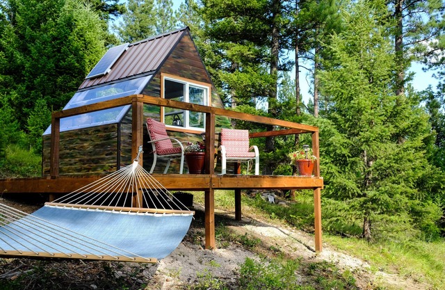 Star-gazing, pet-friendly, remote The Blind Cabin with Hot Tub near Missoula, MT