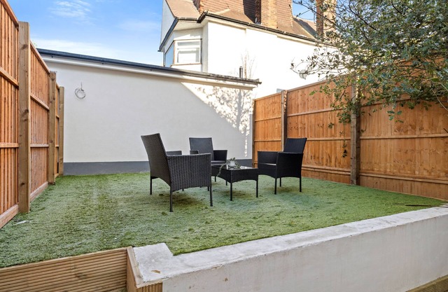 Star London Vivian Avenue 2-Bed Retreat with Garden