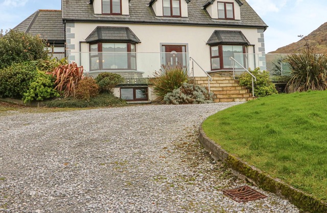 STARBAY HOUSE, pet friendly, with open fire in Eyeries, County Cork