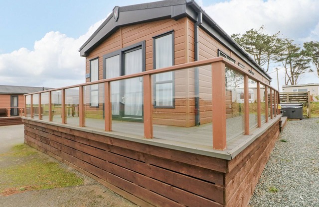 STARFISH RETREAT, character holiday cottage in Broad Haven