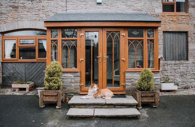 STARGAZER'S LOFT, romantic, character holiday cottage in Hay-On-Wye