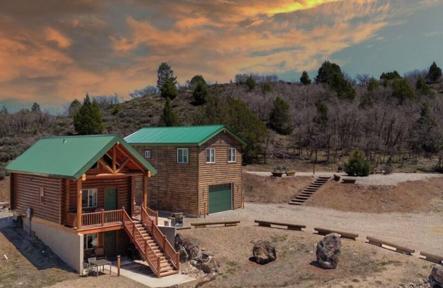 Stargazing Hot Tub, 3 Living Spaces on 10 Acres
