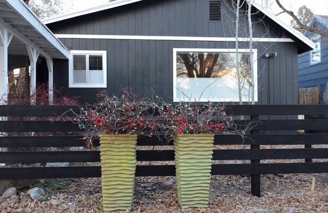 Starry Night Retreat! Dog Friendly and One Block Above Downtown Winthrop!