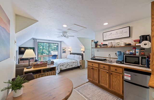 Starswept Studio- Walk to Brewery or Breakfast, Close to GSMNP and the BRP.
