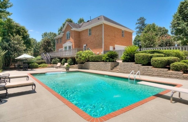 Stately colonial minutes from Augusta National golf course w/pool, movie theatre