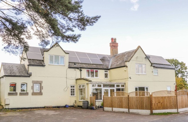 STATION HOUSE, pet friendly, with a garden in Condover