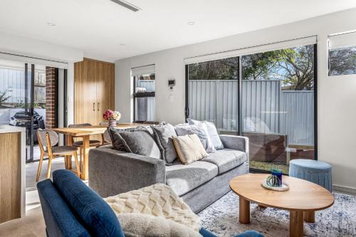 Station & Surf 3BR Wollongong Townhouse