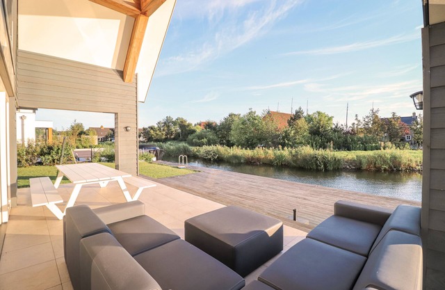 Stavoren 8P, new villa on the water, each bedroom with private bathroom