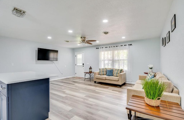 Stay and Play in Belleview Welcoming Home with Yard