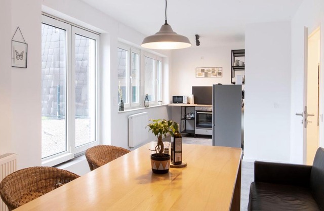 Stay and Work Apartment - 6 single beds