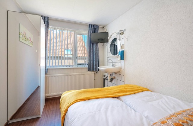 Stay at Hotel-Pension Ouddorp, close to the sea and beach, just a 3-minute walk from the center. Comfortable rooms. The perfect base for a relaxing holiday or an active day at the beach!