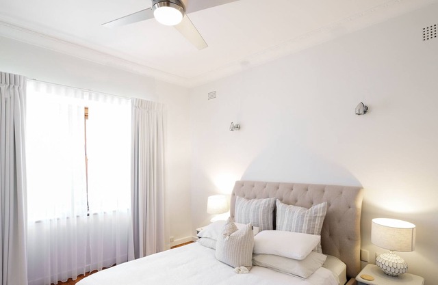 Stay at Meurant - 4 rooms/ 5 beds - central/medical precinct- wifi included