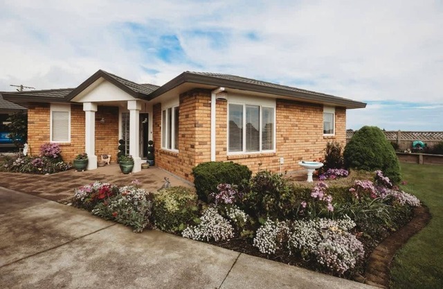Stay At Saddle Row - 3BR home with outdoor patio