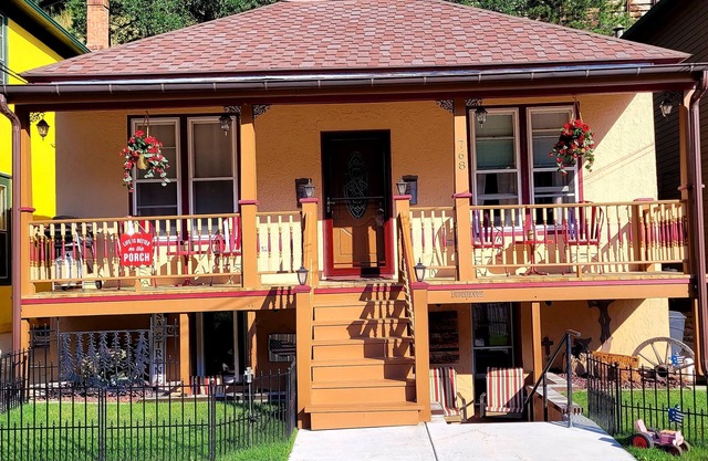 STAY AT THE JORDAN HOUSE IN THE ❤️ OF DEADWOOD! PERFECT FOR COUPLES!