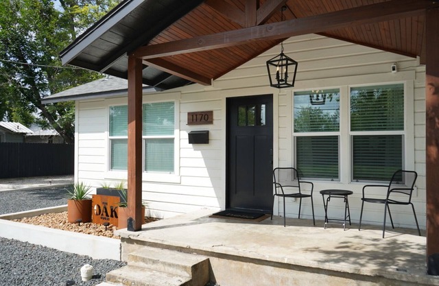 Stay at The Oak - Downtown New Braunfels Getaway