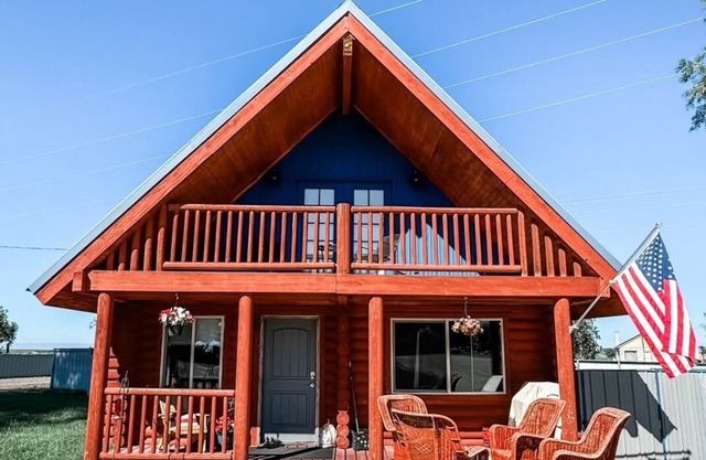 Stay at this super, cozy, country cabin in Caldwell, Idaho off of I84.