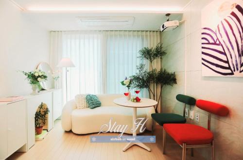 STAY H Hapjung Cine #Hapjeong #Hongdae #Airport Railroad #New building #3 queen beds #7 people #1 minute to YG Entertainment #Elevator #Parking #Air conditioner in each room #Luggage storage #Hotel-style bedding #Movie