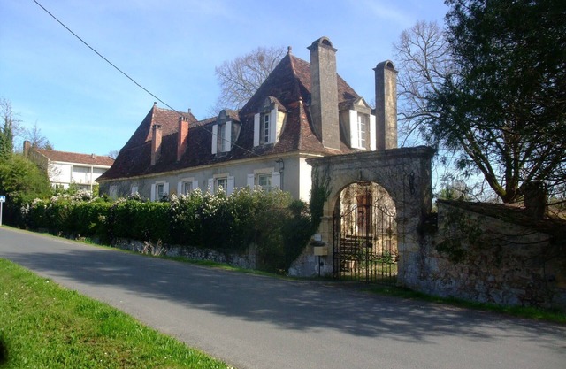 STAY IN A BEAUTIFUL CHARTREUSE OF THE XVIIIth CENTURY (8 PEOPLE - FREE WIFI)