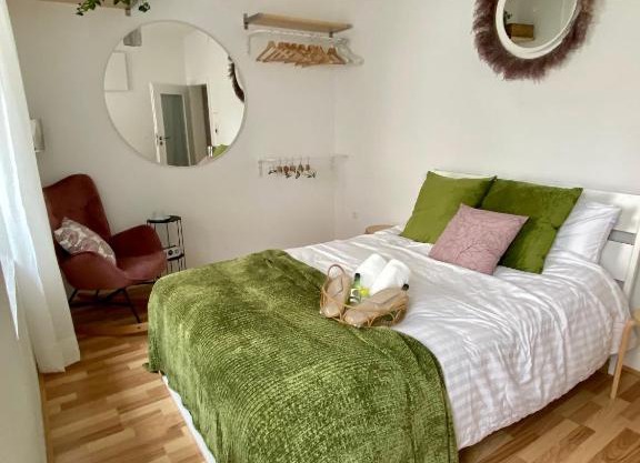 Stay in AUX, feel at home ! 2 room apartment central incl all you need for 4 person, 24H check in, PKW parking only
