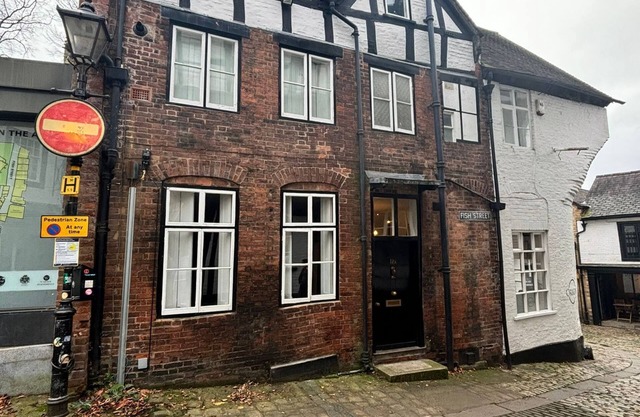 Stay in History: 13th-Century Gem in Shrewsbury's Heart!