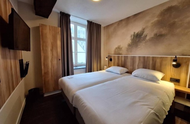 Stay in Scenic Thorn – Beautiful Dutch Room Steps from Culture, Dining & Trails