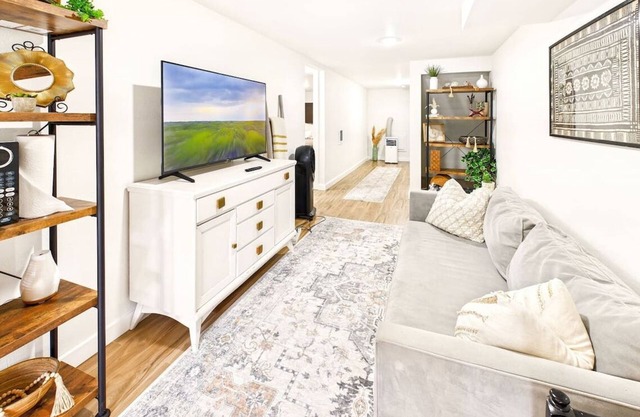 Stay in the center of the Willamette Valley close to wineries