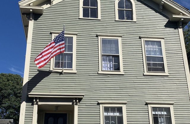 STAY IN THE HEART OF NEWPORT!