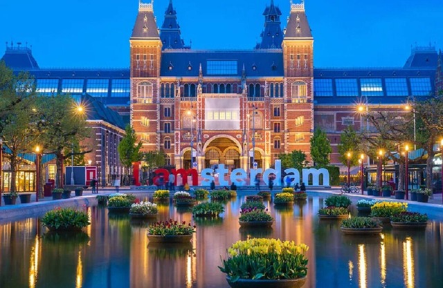 Stay in the heart of Amsterdam surrounded with charming cafes,canals & boutiques