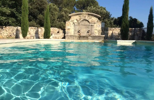 Stay in the heart of Provence for 18 pers! 3/4 h from the sea.