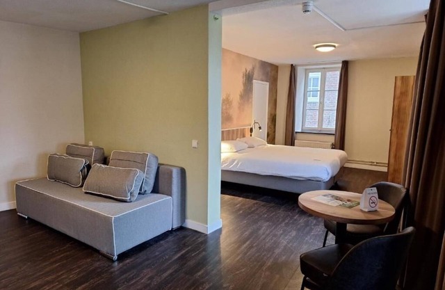 Stay in Thorn’s Historic Center – Charming Room in the Famous White Village