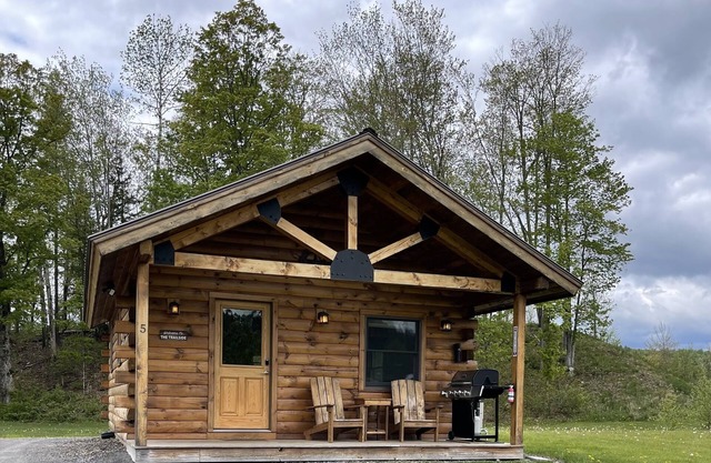 Stay on Kingdom Trails in an efficiency one-bedroom cabin!