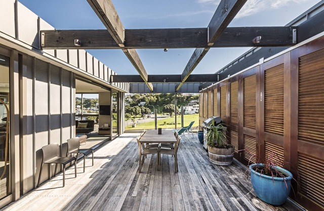 Stay on the Bay - The Penthouse on Evans Bay - 3 bed top floor apartment