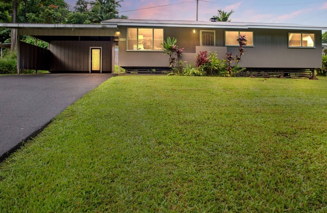 Stay On the Scenic Route! 7 Min Drive to Hilo by RedAwning