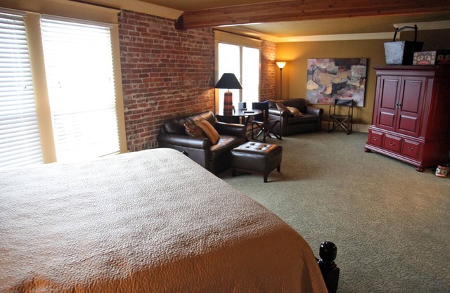 Stay & Play Winery Loft #3 in Historic Downtown Carlton