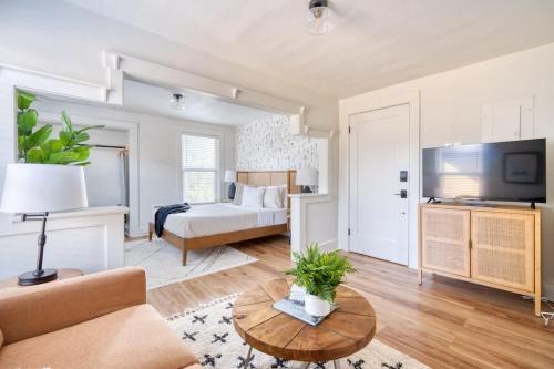 Stay Portland - La Casa Burnside - Local Eateries - Shops - Bars