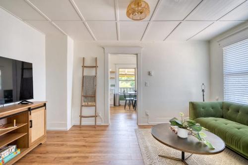 Stay Portland - Mt Tabor Retreat - Local Eateries - Shops - Bars
