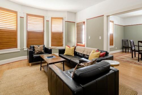 Stay Portland - Sun-filled Home in Buckman Neighborhood with 2BRs