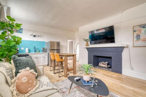 Stay Portland - The Garden Bungalow on Broadway - 94 WalkScore