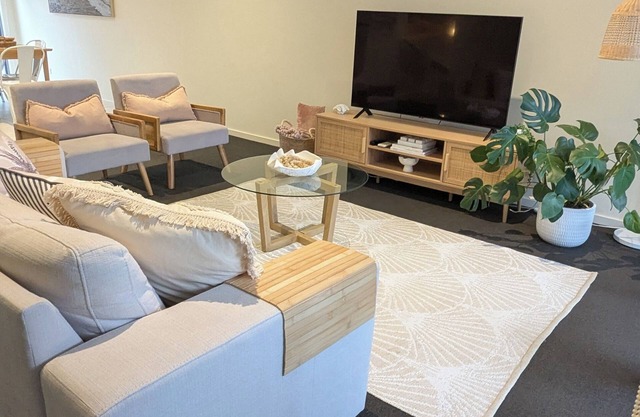 Stay @Seasalt3931 - Walking distance to the Shops, Dining & Beach!