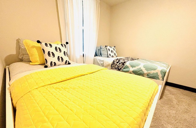 Stay with Jenny at Hapeville, twins beds
