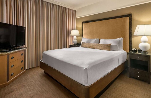 Stay, Work, and Play in Style Near Scottsdale's Top Attractions! Pets Welcome!