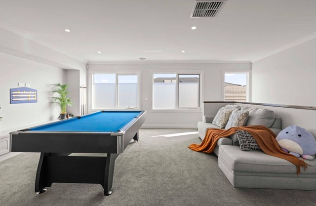 StayAU Contemporary 5BRM Families Home Point Cook
