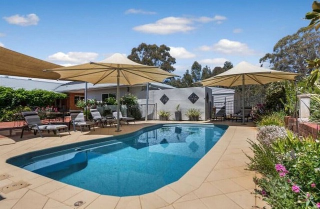 StayAU Heathcote Vineyard Stay 5 BRM Villa with Pool BBQ
