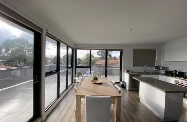 StayCentral - Heidelberg Heights Penthouse - Waterdale Road, Heidelberg Heights - 2 Bedrooms, 2 Beds, 1 Bathrooms, 1 secure undercover parking spot (extra parking on street).
