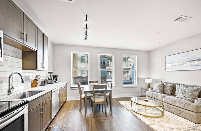 StaysByWalker 1BR - 2 Miles To Uptown! Gym/Parking