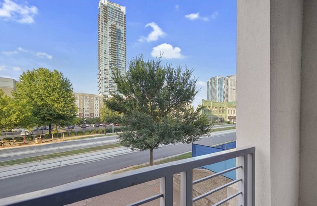 StaysByWalker Uptown 2BR - 1GWIFI/KingBeds/Parking